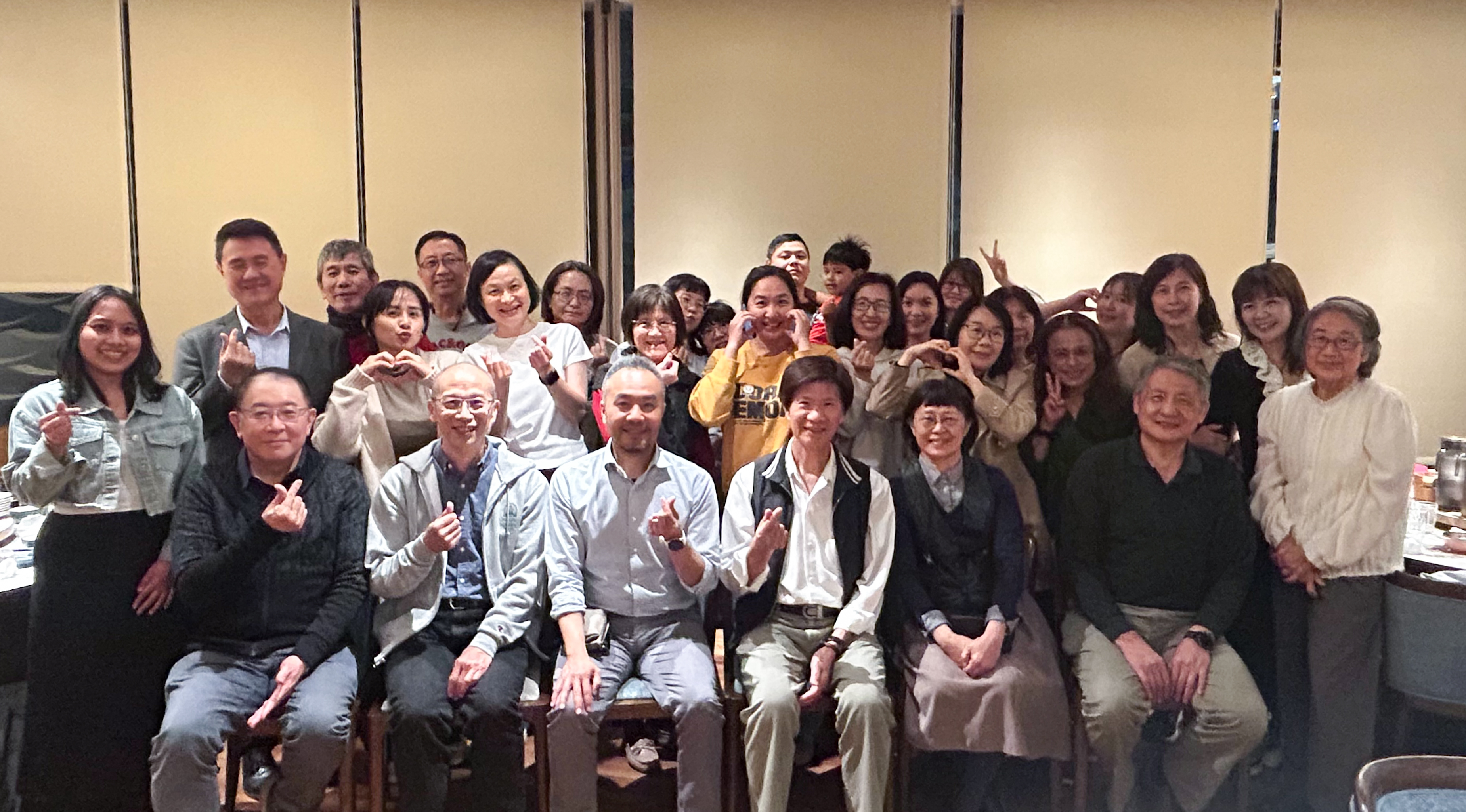 陳吉松院長(第一排坐著右三)、(右四)為七月將就任的汪仁潔院長，與教職員同工合影。(受訪者提供)